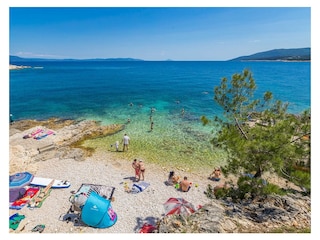 wunderschöner Strand Rabac, kristallklares Meer