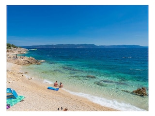 wunderschöner Strand Rabac, kristallklares Meer