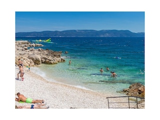 wunderschöner Strand Rabac, kristallklares Meer