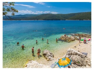 wunderschöner Strand Rabac, kristallklares Meer