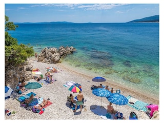 wunderschöner Strand Rabac, kristallklares Meer