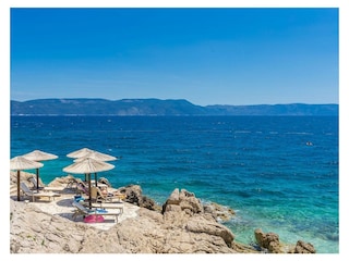 wunderschöner Strand Rabac, kristallklares Meer