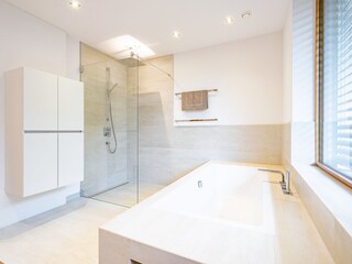 Badezimmer mit Badewanne