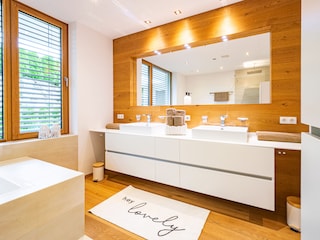 Badezimmer mit Dusche und Badewanne