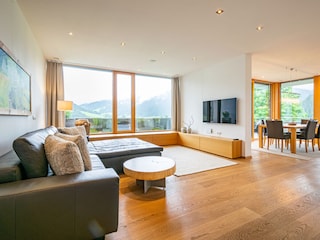 großer offener Wohnraum mit Kamin