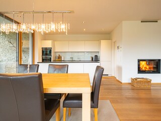 großer offener Wohnraum mit Kamin