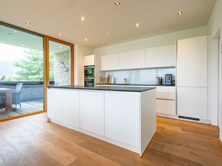 vollausgestattete Küche mit Kochinsel