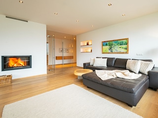 Wohnzimmer mit großer Couch