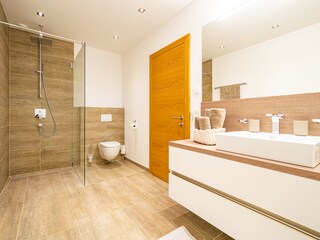 Badezimmer mit Dusche