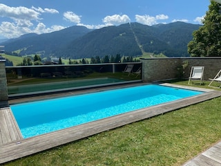 Pool mit Sonnenliegen