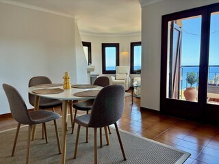 Esszimmer mit Kamin und Meeresblick