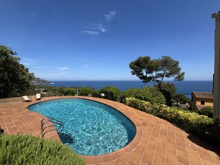 Pool mit Meeresblick