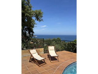 Pool mit Meeresblick