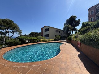 Pool mit Meeresblick