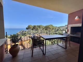 Balkon mit Meeresblick und Grill