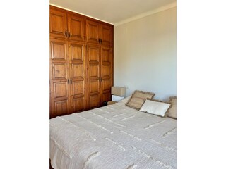 Schlafzimmer mit Kleiderschrank