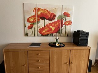 Sideboard mit Spielen und Musikanlage
