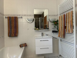 Badezimmer: Badewanne, Handtuchheizung, Fön