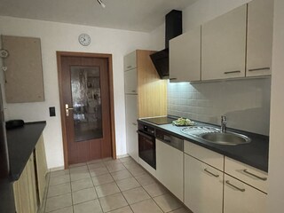 Einbauküche mit ausreichen Geschirr und Besteck