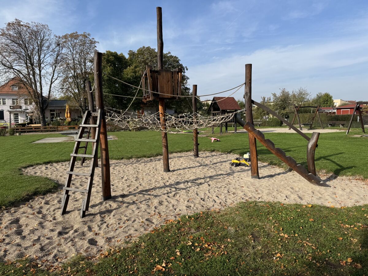 Spielplatz vorm Kulturhaus Eutritzsch 5 min