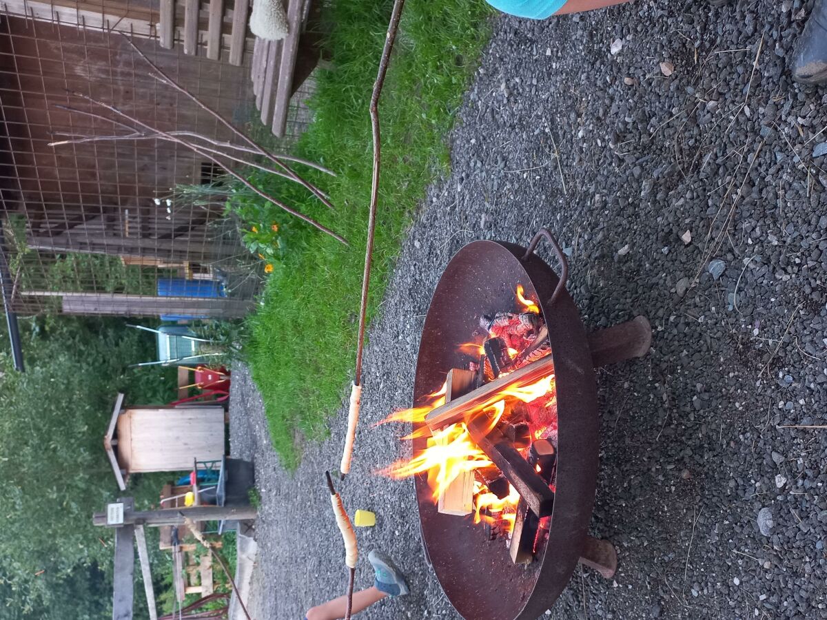 Stockbrot grillen am Lagerfeuer