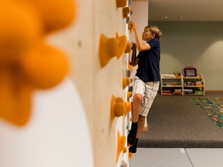 Spielzimmer Kletterwand (2)