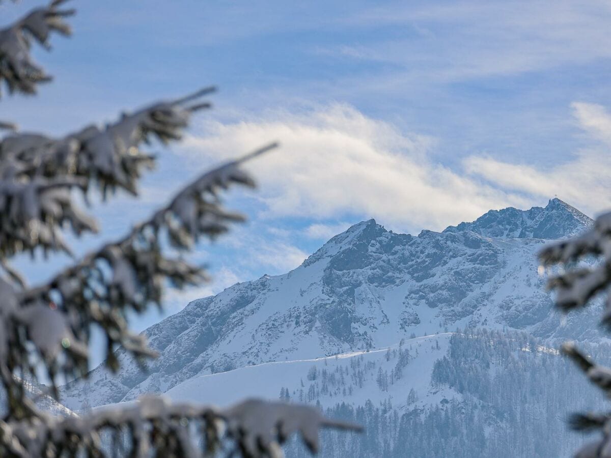 traumhafte Aussicht auf die umliegende Bergwelt