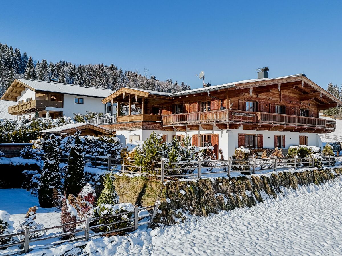 Blick auf das Chalet im Winter