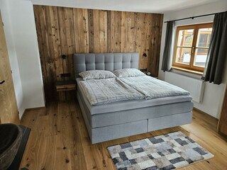Altholzwand im Schlafzimmer