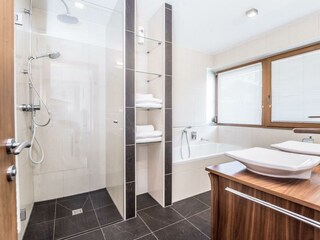 Geräumige Dusche im Badezimmer