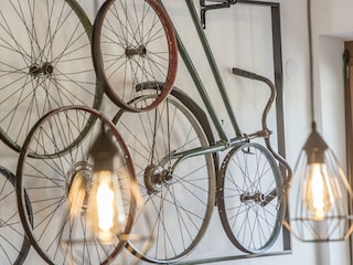 Kunst aus antiken Fahrrädern.