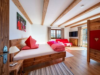 Schlafzimmer mit Doppelbett und großem Stockbett
