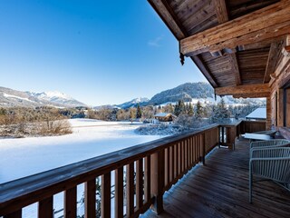 überdachter und umlaufender Balkon