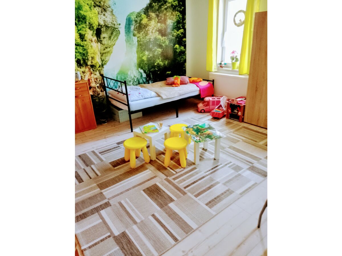 großes Bett im Kinderzimmer