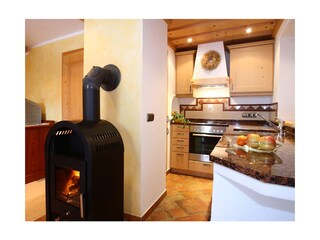 Kamin mit Küchenbereich