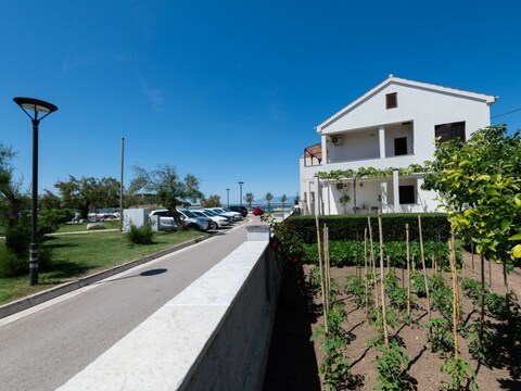 Apartment Seafront apartment Elona