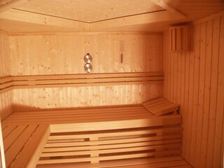 Eine Sauna ist im Haus