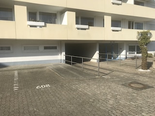 Pkw-Stellplatz neben Eingang