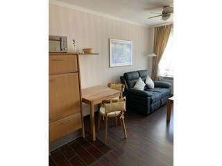 Esstisch und Sofa