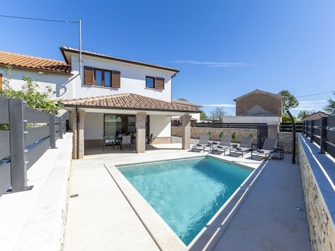 - Villa Petrina