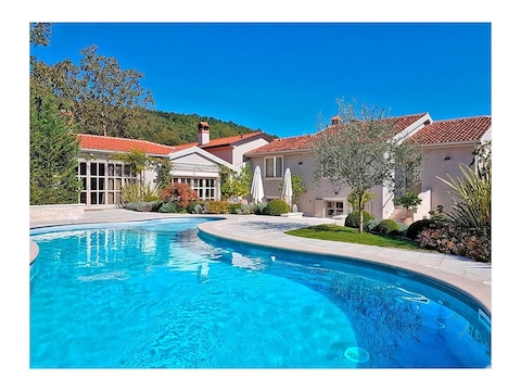 - Villa Zita with Pool and Wellness