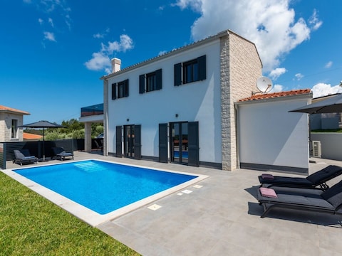 - Villa Molinari