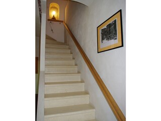 Die Treppen zum ersten Stock