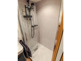 Badezimmer mit großer. begehbarer Dusche