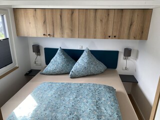 großes Doppelbett unten