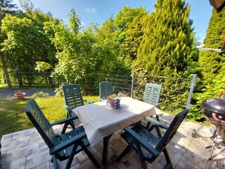 Terrasse + komplett eingezäunten Garten