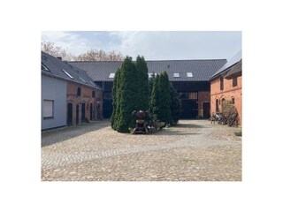 Hof mit 3 Ferienhäusern