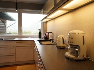 Küche mit Kaffeevollautomat und Filterkaffeemaschine