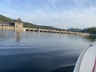 Blick auf die Sperrmauer von  der Seeseite her