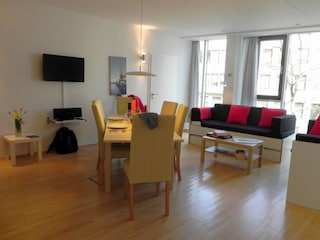 Essplatz und 2 Couchbetten im Wohnbereich